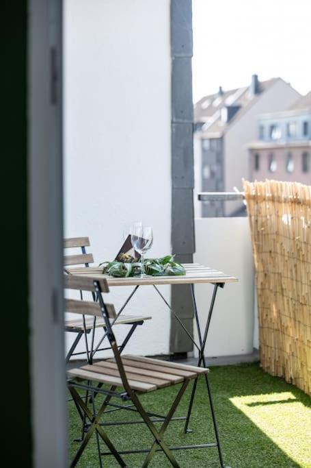 Nature Inspiration Apartment With Balcony & Grill Bbq In Duisburg Mitte Central Station 10 Mins & Big Tv With Photo Lights Exterior photo